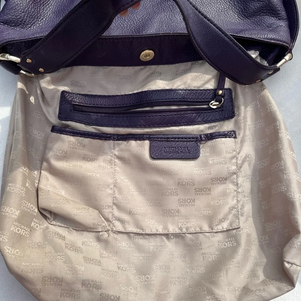 Michael Kors Austin hobo bag crafted from pebbled leather gold-tone hardware.